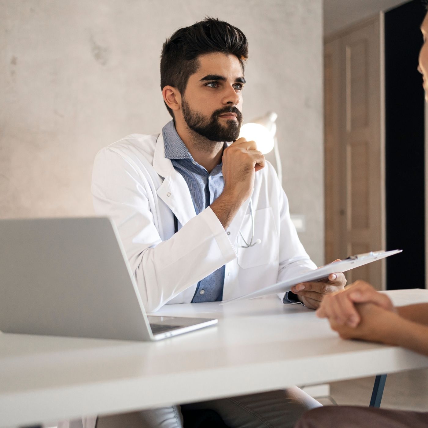 Coração Fora do Ritmo? O Custo da Segurança Contra o AVC